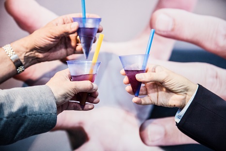 Partner der Stoßen mit Getränken an